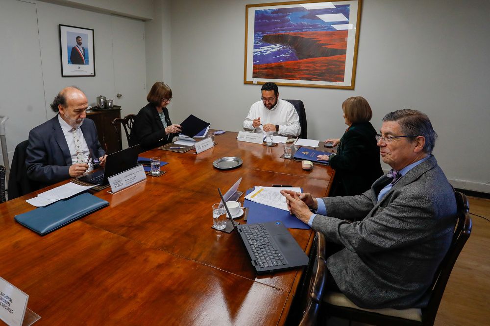 El jurado del premio estuvo integrado por el ministro Nicolás Cataldo, la Rectora Rosa Devés, el Rector Rodrigo Vidal y el vicepresidente de la Academia Chilena de Ciencias Sociales, el exrector Luis Riveros.