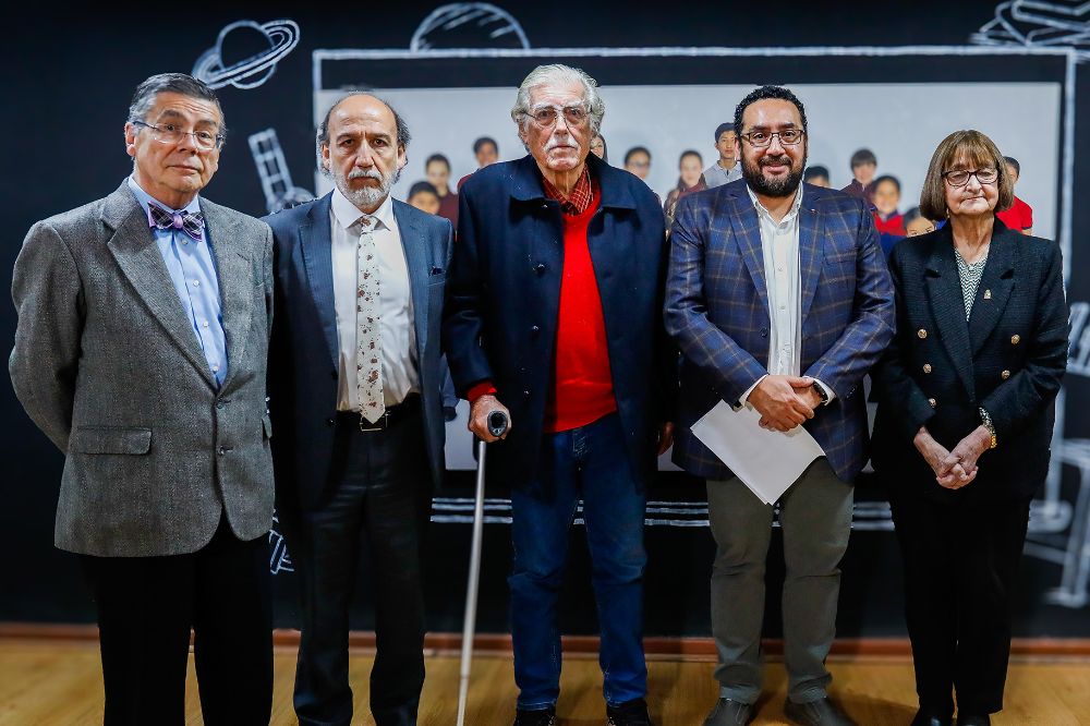 El premio "reconoce su contribución al entendimiento de la problemática de los pueblos indígenas en Chile, como también su actuación como profesor y líder universitario"
