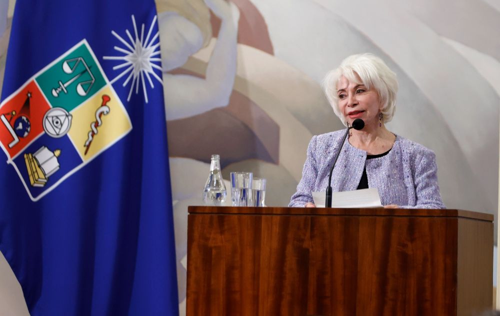 "Nada me da más placer que hilvanar palabras", dijo la escritora en conferencia magistral luego de recibir la medalla.