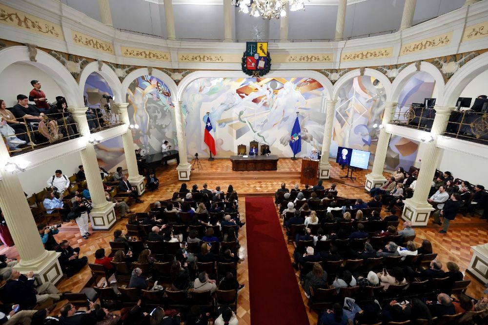 Isabel Allende, que se encuentra de visita en Chile, llegó hasta la Casa Central y abordó su historia y las temáticas que invaden las tramas de sus libros.