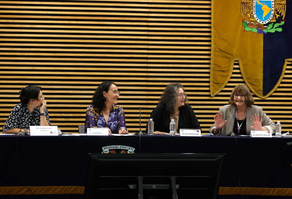 El programa comenzó con el panel "La experiencia en la búsqueda de la igualdad de género en las universidades de América Latina", donde participó la Rectora Devés.