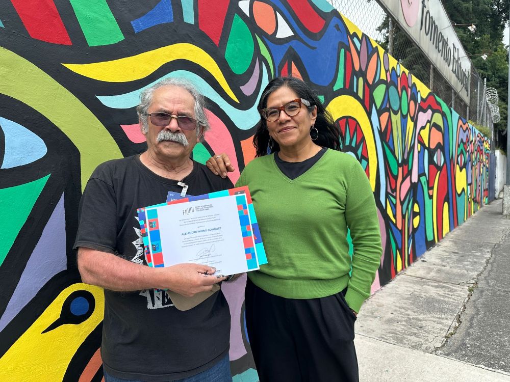 Alejandro "Mono" González junto a Socorro Venegas, directora de Publicaciones de la UNAM. 