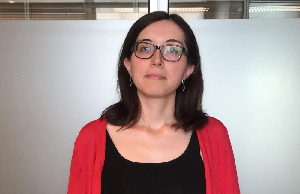 Investigadora de la FCFM y directora del proyecto “Celda Fotoelectroquímica de Flujo para la Generación de Hidrógeno Verde”,  Melanie Colet Lagrille.