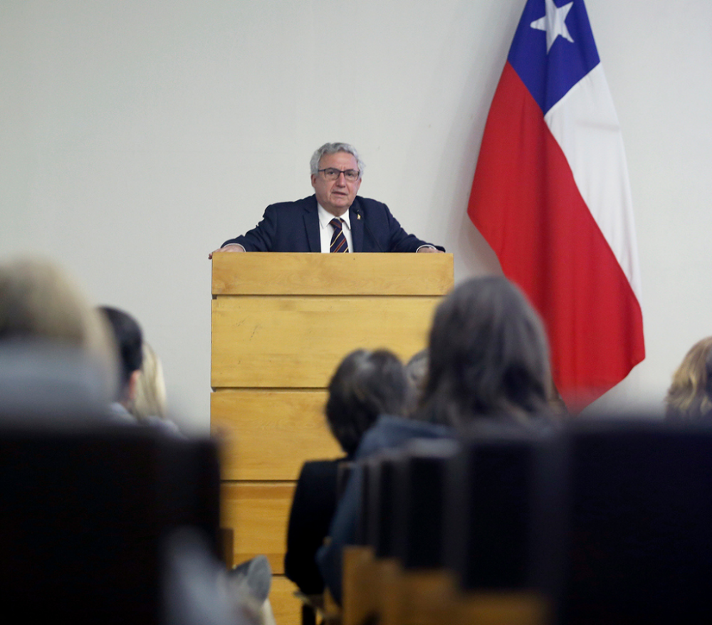 "¿Hasta qué punto cada persona tendrá que valerse por sí mismo? Esto se debe abordar como sociedad, en comunidad y por un sentido del bien común”, dijo el Rector de la Universidad de Chile, Ennio Vivaldi.