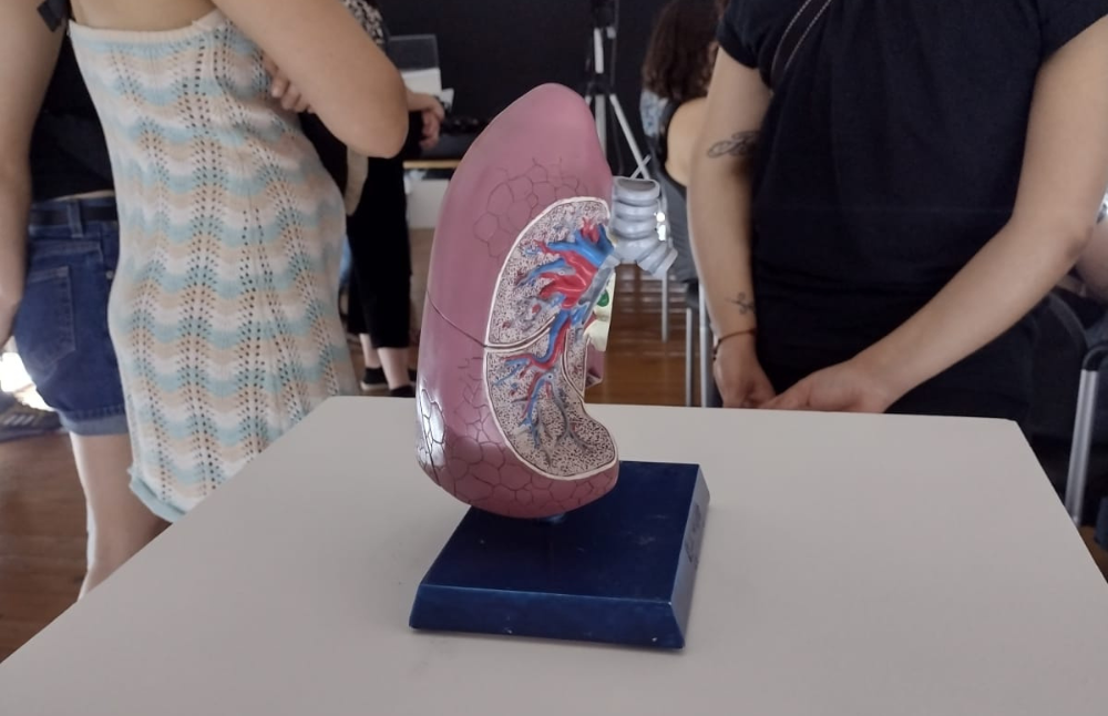 “Pulmón” es una pieza escénica, que resultó de un proceso de investigación práctica en torno al fenómeno de la respiración.