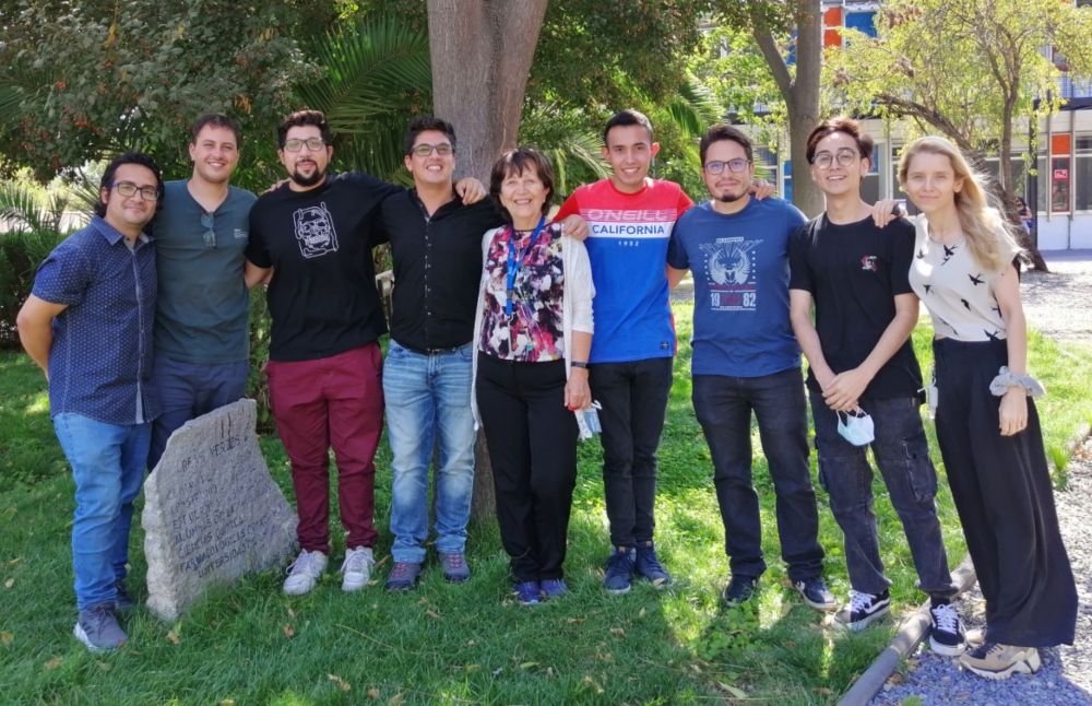 Estudiantes del equipo investigativo junto a la profesora Jenny Fiedler.