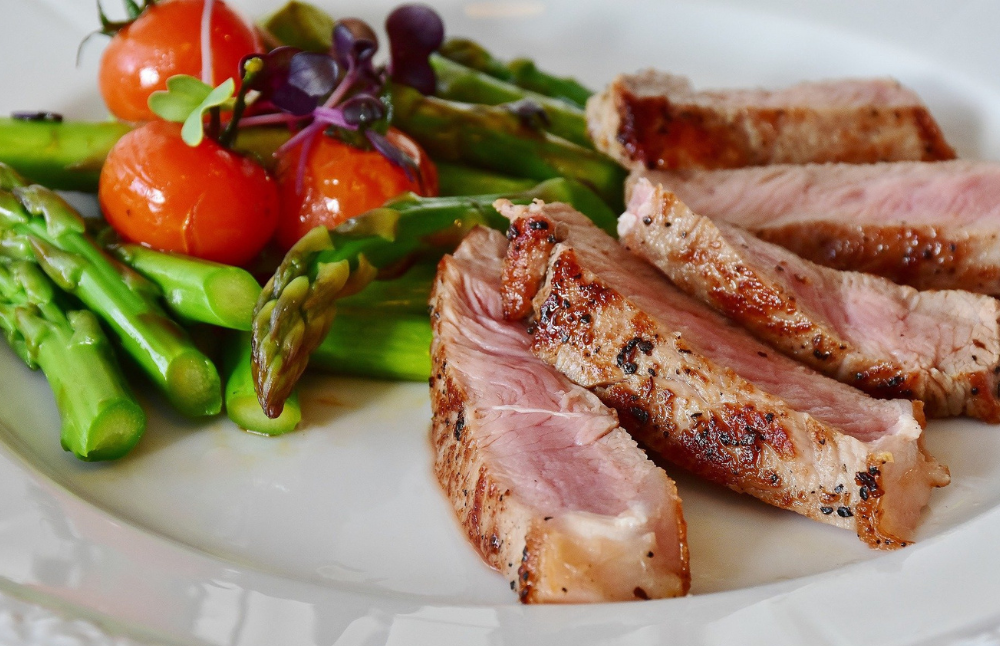 Se recomienda por parte de los especialistas evitar consumir mayonesa casera, ya que los huevos pueden estar contaminados con Salmonella, una bacteria que puede generar una gastroenteritis severa.