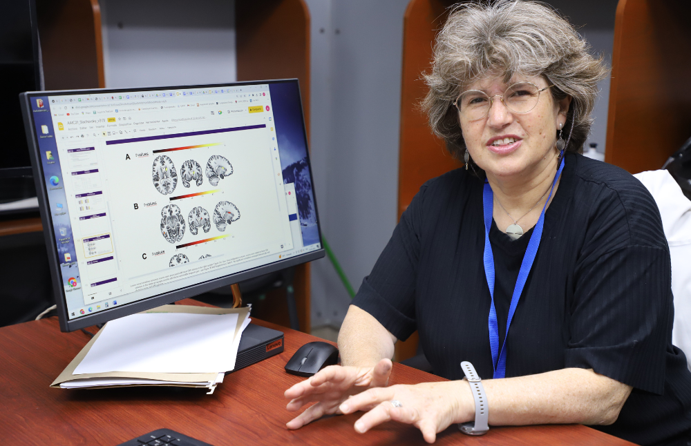 La académica de la Facultad de Medicina, Andrea Slachevsky, considera necesario abordar estos temas en la generación del conocimiento pues “cuando uno se dedica a la ciencia, uno ve la importancia de las preguntas".