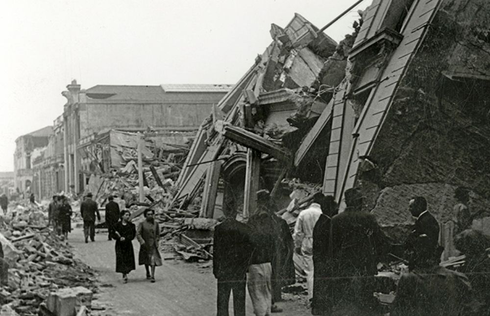  El evento sísmico ocurrido en la Región del Maule, provocó que la ciudad de Chillán fuese completamente reconstruida. Este hecho marcó un antes y un después en la política pública en torno a la gestión de desastres, tanto en la creación de organizaciones como de normativas y legislaciones. (Fotografía de Archivo Fotográfico Museo Histórico Nacional)