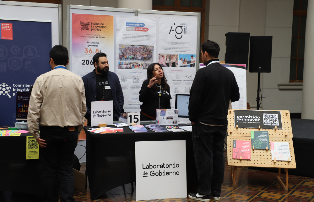 Desde el año 2015, el Laboratorio de Gobierno es una agencia dependiente del Ministerio de Hacienda que se ocupa de co-crear soluciones a problemas públicos prioritarios, a través del fortalecimiento de capacidades en funcionarios y funcionarias.