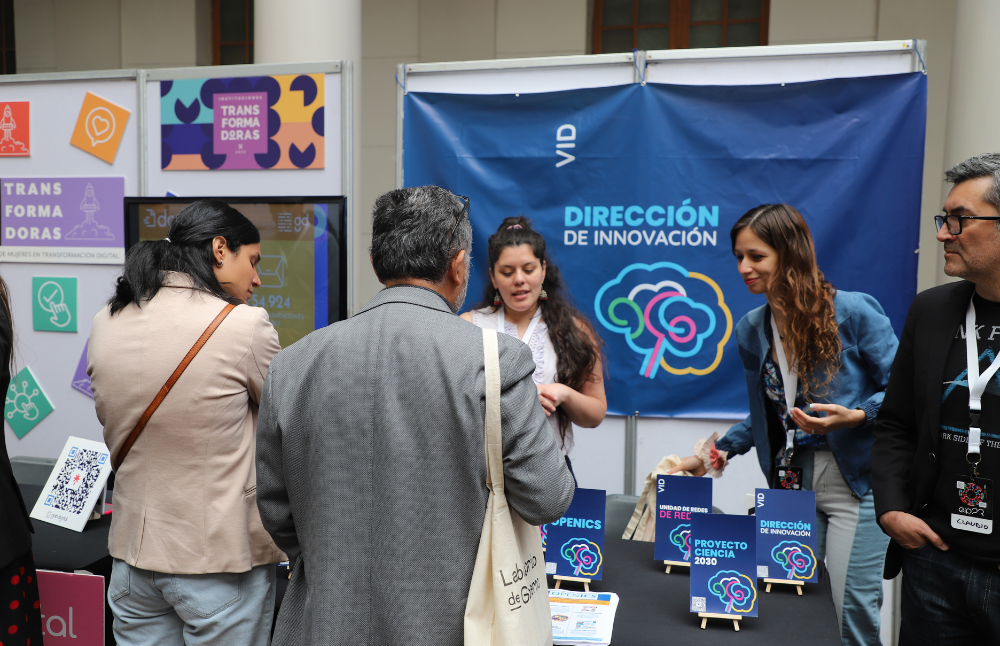 Además de las exposiciones, el plantel universitario tuvo la posibilidad de visibilizar las distintas iniciativas que se dedican a la innovación, tales como los proyectos Open Beauchef, Ciencia 2030, InES Género y la plataforma de educación online (EOL), entre otros.