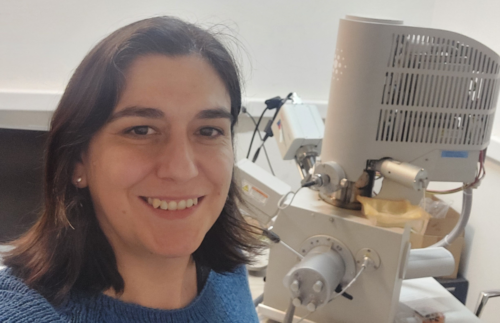 La académica de la Facultad de Ciencias Químicas y Farmacéuticas, Ana Riveros, lidera el proyecto “Fortalecimiento del área de microscopia electrónica mediante la implementación de tecnología criogénica para la caracterización de materiales blandos avanzados”.