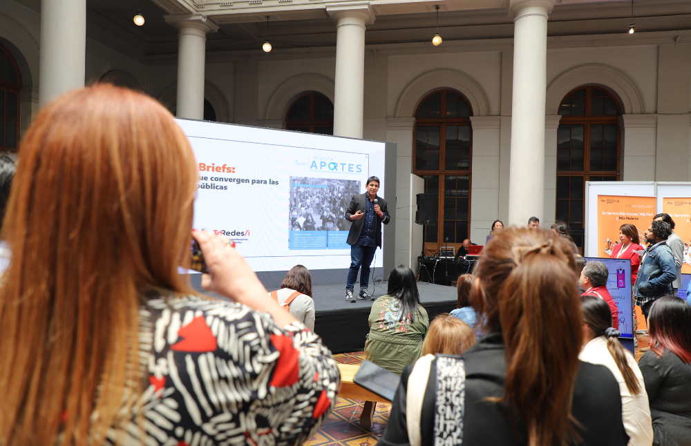 Pablo Riveros, jefe de transdisciplina, redes e interfaz de la VID, expuso sobre las experiencias de las diversas convocatorias de policy brief que ha desarrollado la Casa de Bello en los últimos años.