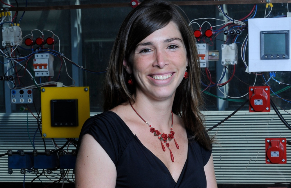 La académica del Departamento de Ingeniería Eléctrica, Claudia Rahmann, quien está a cargo del proyecto “Plataforma computacional en línea para la toma de decisiones en sistemas eléctricos con altos niveles de renovables considerando criterios de estabilidad”.