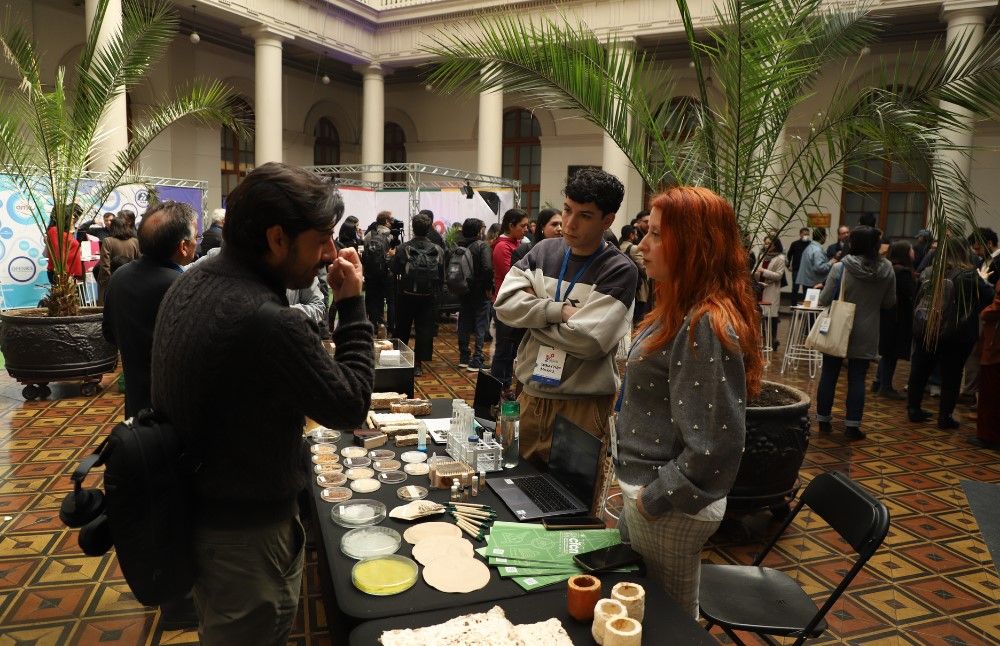 La Feria de Innovación se realizó en paralelo al II Encuentro de Innovación y se desarrolló en el patio Andrés Bello de Casa Central.