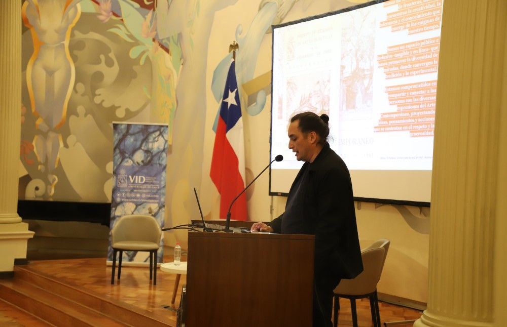 El Director del Museo de Arte Contemporáneo y académico de la Facultad de Artes de la Universidad de Chile, Daniel Cruz, durante su presentación en el panel “Acciones permeables, creatividad e innovación”.