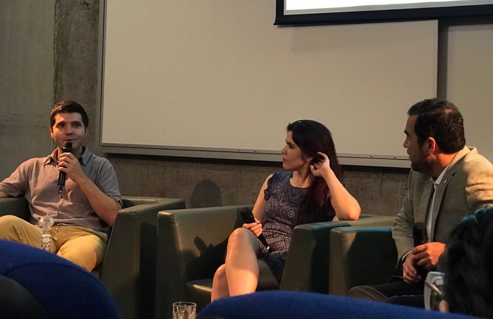 La actividad contó con la exposición de algunos de los 36 relatos con los que cuenta el libro, dando testimonios de experiencias UCH ligadas al emprendimiento y la innovación.