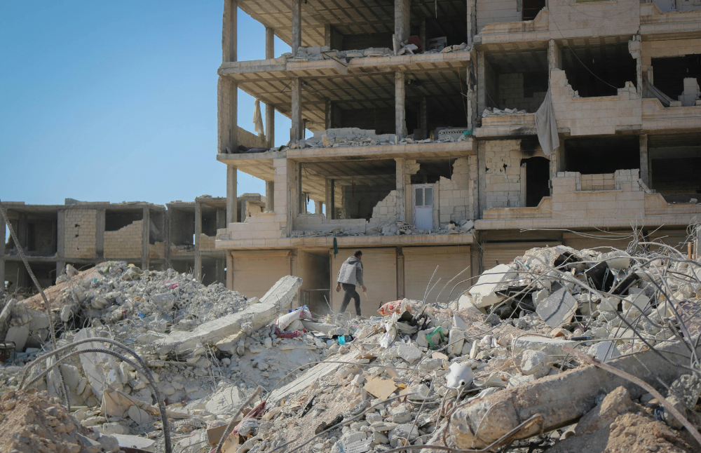 La iniciativa que se enfoca en el estudio de las conexiones de columnas de acero a fundaciones de hormigón, buscando mejorar su diseño para obtener estructuras más resilientes ante terremotos.