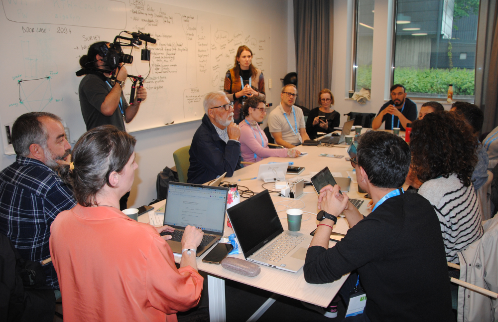 Formando parte de su rol como institución de carácter público, la delegación de la Universidad de Chile está integrada por 21 representantes de las facultades de Ciencias; Ciencias Agronómicas; Ciencias Sociales; Ciencias Físicas y Matemáticas; Derecho; Ciencias Veterinarias y Pecuarias; Arquitectura y Urbanismo; Medicina; Economía y Negocios; y Odontología, así como del Hospital Clínico y el Instituto de Nutrición y Tecnología de los Alimentos (INTA). 