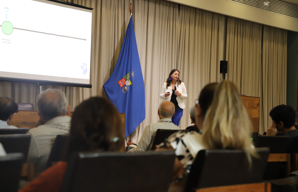 La académica de Facultad de Odontología UCH y presidenta del Comité ad hoc Institucional de Bioseguridad y Biocustodia, Carla Lozano, lideró la instancia.
