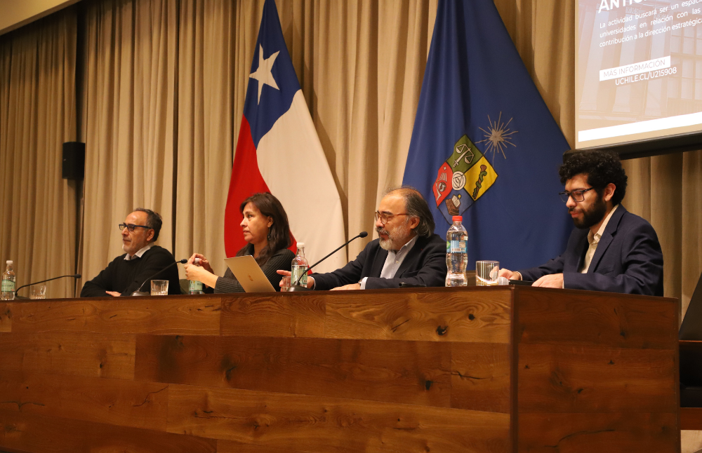 Integrantes del segundo panel “Hacia una relación virtuosa entre el estado y las universidades en capacidades de anticipación”.
