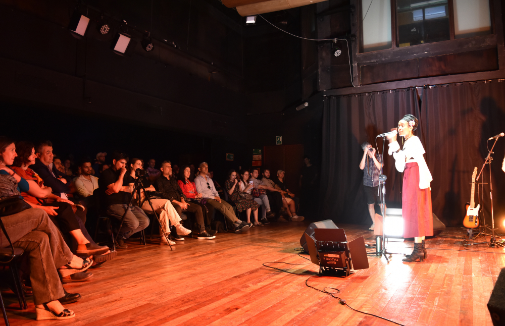 Otro de los hitos relevantes en la jornada fue el concierto “Músicas Migrantes” realizado en la Sala Master de Radio Universidad de Chile y donde se presentaron las artistas Luta Cruz (Chile), Frazzia (Venezuela) y Thaïna Henry (Haití). 