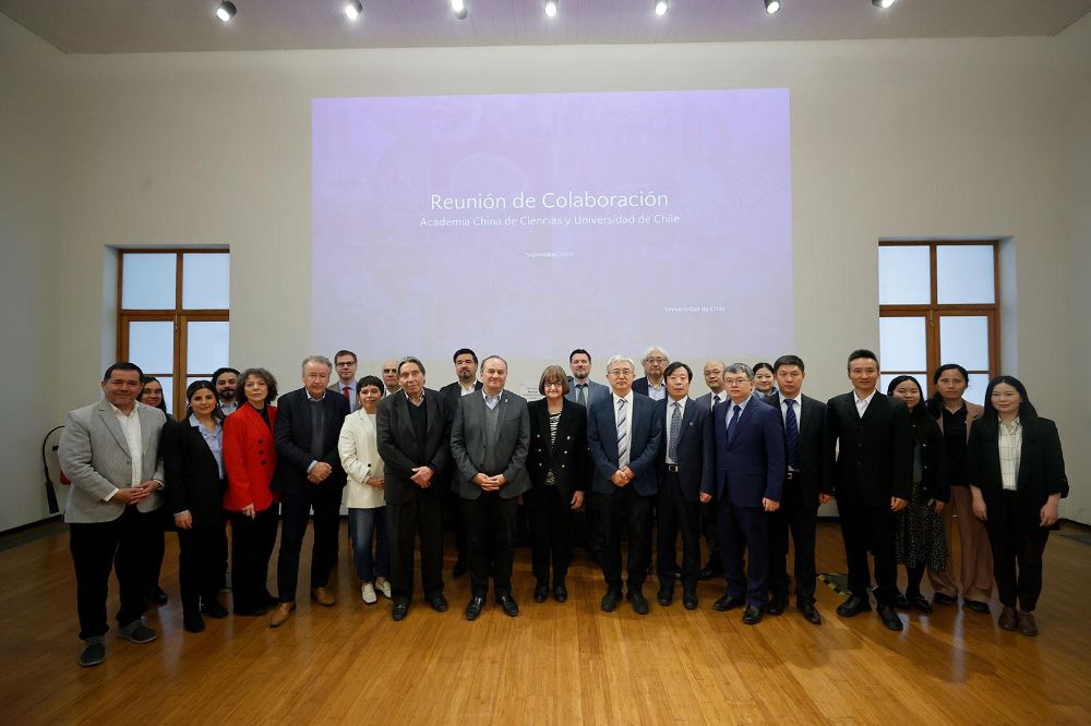 Autoridades y académicos/as de la Universidad de Chile recibieron a una delegación de la Academia China de Ciencias en una reunión que buscó fortalecer los lazos de colaboración ya existentes y explorar nuevas oportunidades en áreas estratégicas de interés mutuo