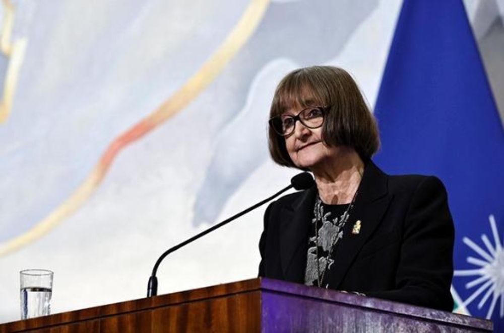 "Se valora, especialmente, la oportunidad que representa el proceso de autoevaluación como un ejercicio participativo de reflexión crítica, que integra las experiencias y perspectivas de los distintos estamentos universitarios. Este proceso no solo permite identificar ámbitos de mejora en el quehacer institucional, sino que también fortalece las capacidades de la Universidad para proyectarse y responder de manera proactiva a los desafíos que plantea la sociedad contemporánea", dijo la Rectora Rosa Devés durante el discurso de inauguración del año académico 2025