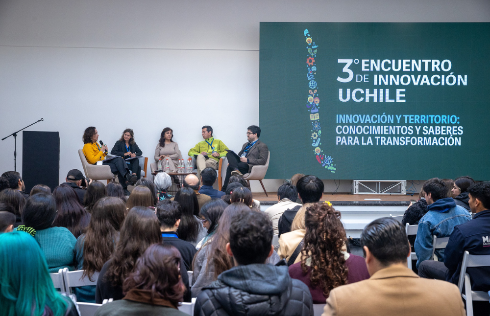El espacio también contó con un panel de discusión compuesto por el alcalde de la Municipalidad de Renca, Claudio Castro; el jefe de división fomento e industria del Gobierno de Santiago, Fernando Court; y la directora ejecutiva del Consejo Nacional de Ciencia, Tecnología, Conocimientos e Innovación, Katherine Villarroel.
