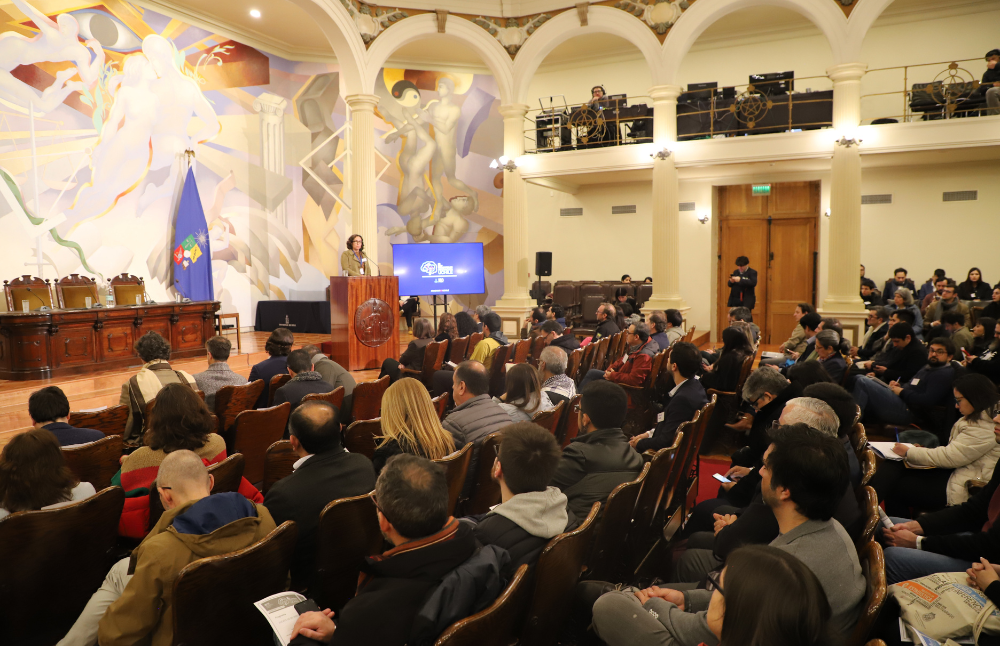 Al respecto, la directora de Innovación de la Universidad de Chile, Anahí Urquiza, invitó a la comunidad a formar parte de esta instancia, destacando que “parte de la misión de la Universidad de Chile es aportar a los desafíos del país”.