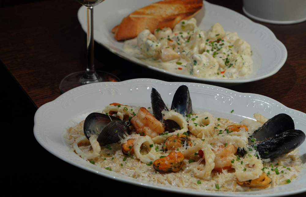 En Chile, una de cada 10 personas cumple con las recomendaciones de las Guías Alimentarias Basadas en Alimentos (GABA) de consumir productos del mar al menos dos veces por semana, es decir, el 9,2% de la población nacional. La brecha en el consumo de estos alimentos es una preocupación en salud pública, pues el pescado y otros productos del mar son una fuente importante de nutrientes.