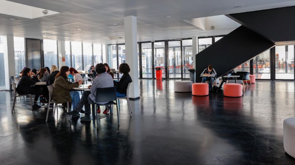 La decisión de la CNA refleja una trayectoria de mejora continua, con avances como la renovación de los planes formativos de pregrado bajo nuevos estándares de calidad e igualdad de género.