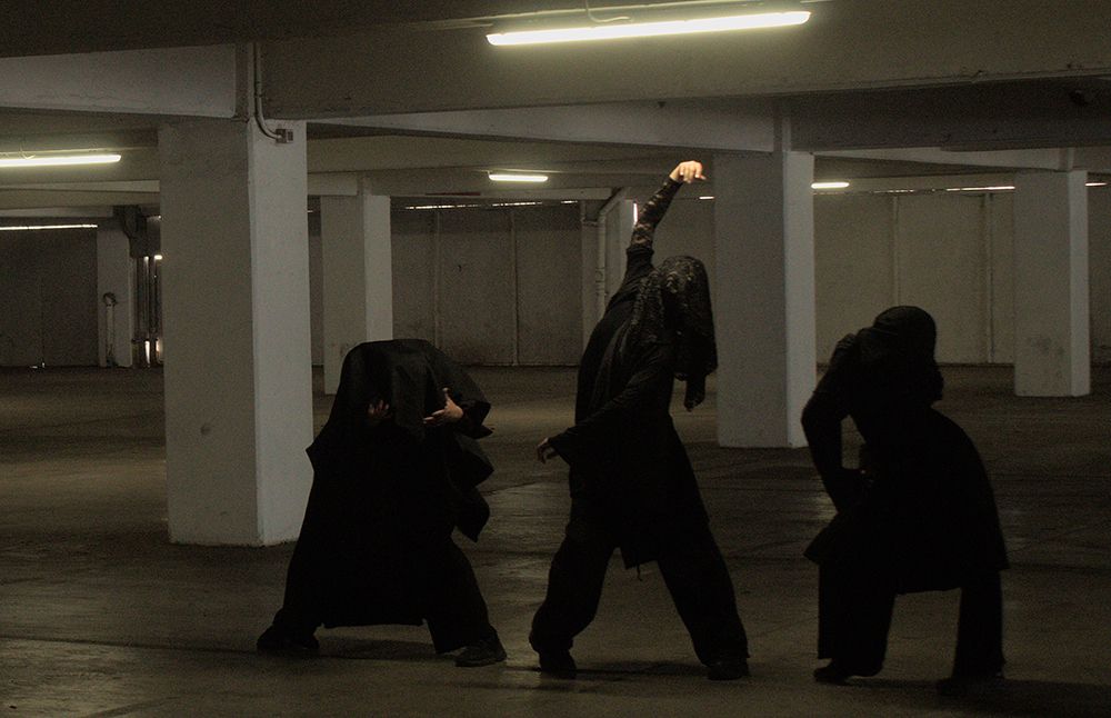 “Liminal: el hábito de un cuerpo ausente”, de Millaray Arias Chacón y Colectiva Tres Piedras, aborda el desgaste físico y emocional de la vida productivista.