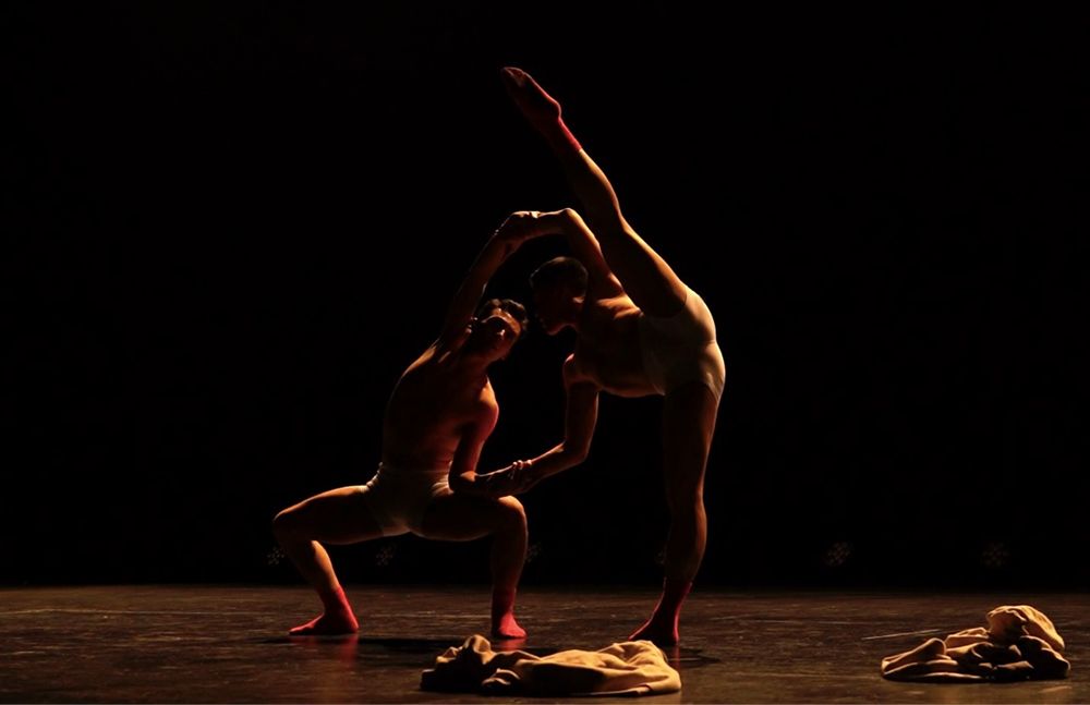 “Y me suspendí tanto que la caída fue inevitable”, de Juan Gómez, reformula el pas de deux clásico para explorar la suspensión y la caída como elementos para tensionar el tiempo y la gravedad.