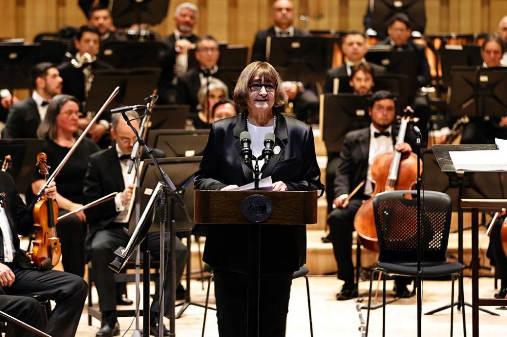 "Esperamos que todas y todos quienes, en las próximas generaciones, ingresen a esta sala –ya sea para interpretar o para escuchar música– sepan y sientan que este espacio les pertenece, y que es posible alcanzar grandes logros cuando las acciones son colectivas", dijo la rectora Rosa Devés.