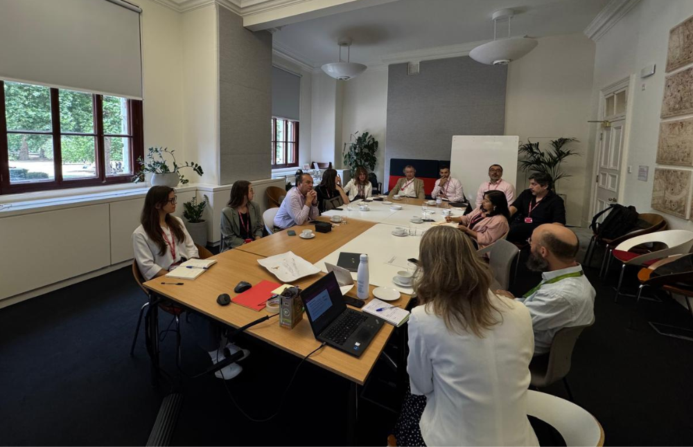 La comitiva UCHILE se reunió con distintos espacios de la University College London (UCL), tales como la Vicerrectoría de Investigación, Innovación y Vinculación Internacional, donde destacó la conversación sobre la estrategia de vinculación internacional llevada a cabo por la institución británica, como también el desarrollo de la política de investigación que acerca los saberes generados a los espacios de toma de decisión.