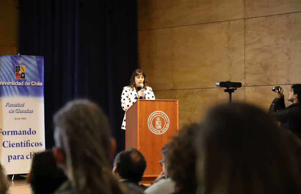 La académica de la Facultad de Ciencias, presidenta del CICUA UCHILE y secretaria de la Sociedad de Biología de Chile, Alejandra González, destacó que “el Sexto Encuentro CICUALES coincide con el 8º aniversario del CICUA UCHILE y la celebración de los 60 años de la Facultad de Ciencias, lo que lo convierte en una oportunidad invaluable para fortalecer las redes de colaboración en investigación y bienestar animal.