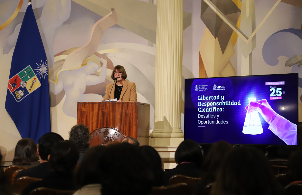 La Rectora de la Universidad de Chile, Prof. Rosa Deves, quien estuvo liderando la jornada, destacó que “la investigación científica, en cualquiera de sus expresiones, lleva consigo una dimensión ética irrenunciable y es una tarea que demanda reflexión".