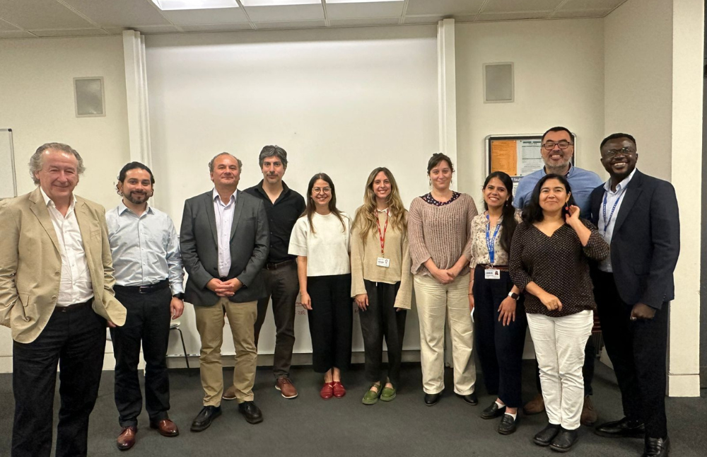 La agenda también contempló la visita al Centro de Salud Global del Imperial College, quienes transmitieron sus conocimientos en el vínculo entre ciberseguridad y salud. A su vez, el paso por la empresa Holistic AI, la cual trabaja temas ligados a inteligencia artificial y ética, abordando la importancia de realizar procesos de adaptación de la inteligencia artificial en el desarrollo de labores que realizan humanos