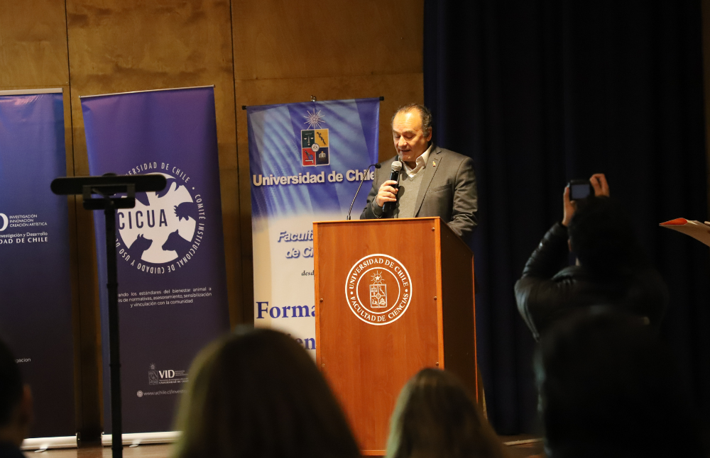 En el encuentro, el Vicerrector de Investigación y Desarrollo, Christian González Billault, sostuvo que “la Universidad de Chile está comprometida con estándares altos, éticos y de respeto por todas las formas de vida". 
