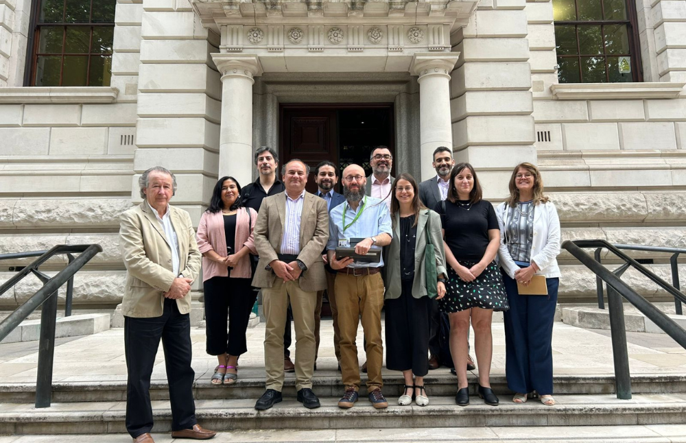  El objetivo de la instancia fue generar aprendizajes para fortalecer la nueva Plataforma de Investigación, Creación Artística e Innovación de la Casa de Bello, a partir de las experiencias de distintas instituciones británicas líderes en la creación de conocimientos y con una fuerte presencia en la vinculación y elaboración de políticas públicas.