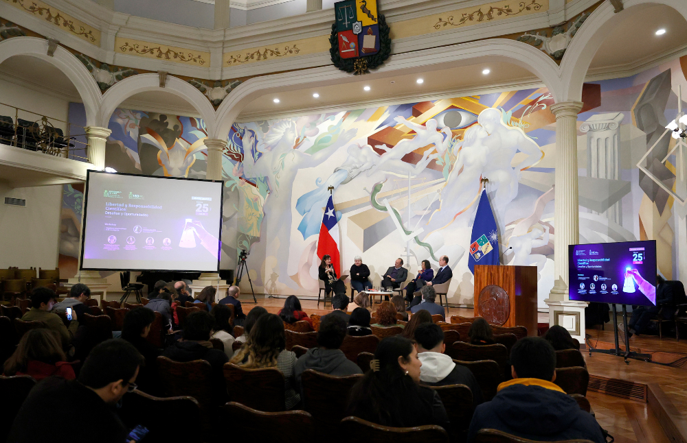 Durante la mañana del viernes 25 de julio, comunidad científica se reunió en la Casa Central de la Universidad de Chile para participar del seminario "Libertad y Responsabilidad Científica: Desafíos y Oportunidades". 