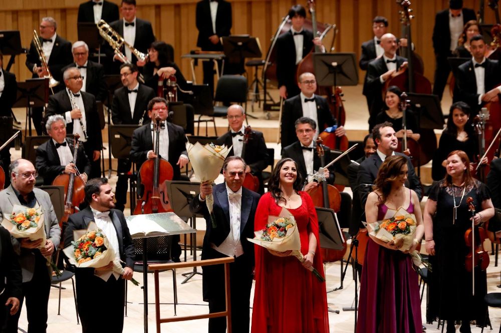 La Orquesta Sinfónica Nacional y el Coro Sinfónico U.de Chile, dirigidos por el maestro invitado Maximiano Valdés, recibieron el aplauso y cariño de todos quienes asistieron a la inauguración.