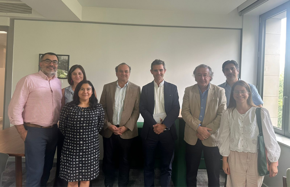 El trabajo continuó en el London School of Economics (LSE), específicamente en el Departamento de Geografía. En este lugar, la comitiva UCHILE pudo conocer sobre mecanismos que fomentan el lazo de ex estudiantes en espacios de toma de decisión, tales como el Parlamento Británico.