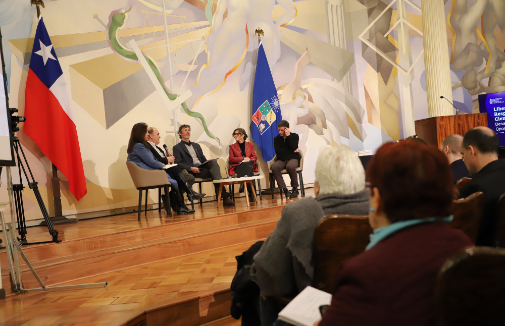 La primera mesa de conversación titulada “Libertad científica y regulación ética de la investigación” contó con la participación de la directora ejecutiva del Consejo CTCI, Katherine Villarroel; el director del instituto de Ética Aplicada de la Universidad Católica, Juan Larraín; el académico de la Facultad de Ciencias UCHILE, Miguel Allende; y la académica de la Facultad de Ciencias Sociales UCHILE, Marcela Ferrer. Además, el espacio estuvo moderado por el vicerrector VAA, Claudio Pastenes.
