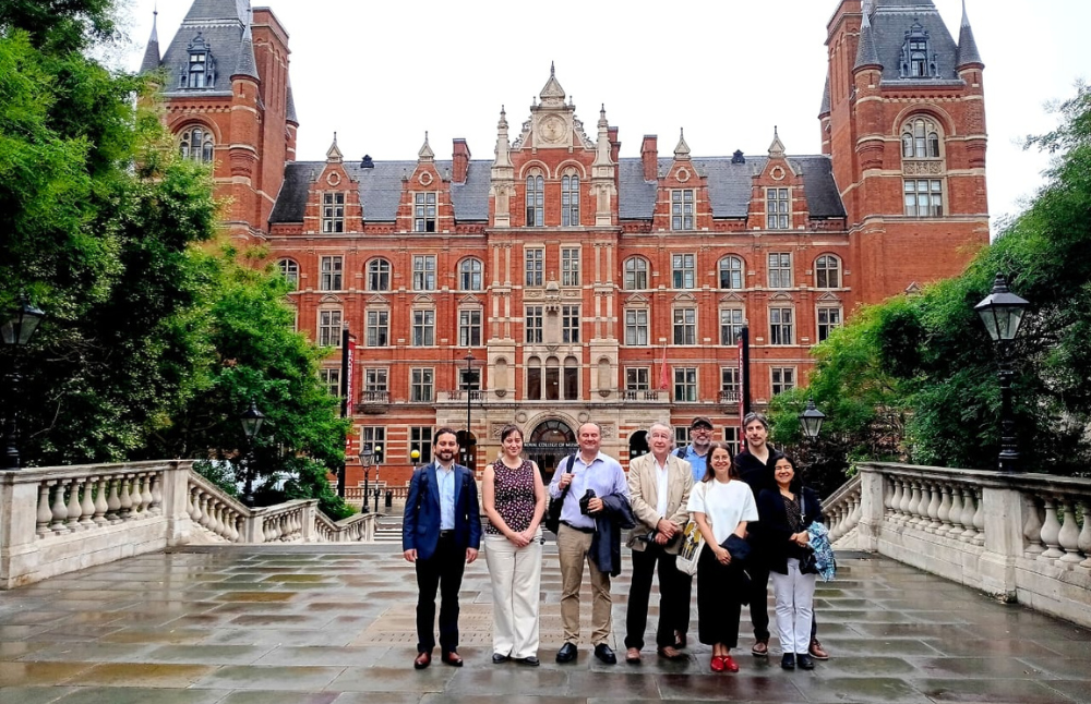 La iniciativa contempla un análisis comparado internacional para la identificación de brechas y futuras colaboraciones, mediante un viaje de referencia a Reino Unido. Esta instancia permitió conocer su experiencia como referente global en desarrollo de políticas públicas basadas en evidencia.