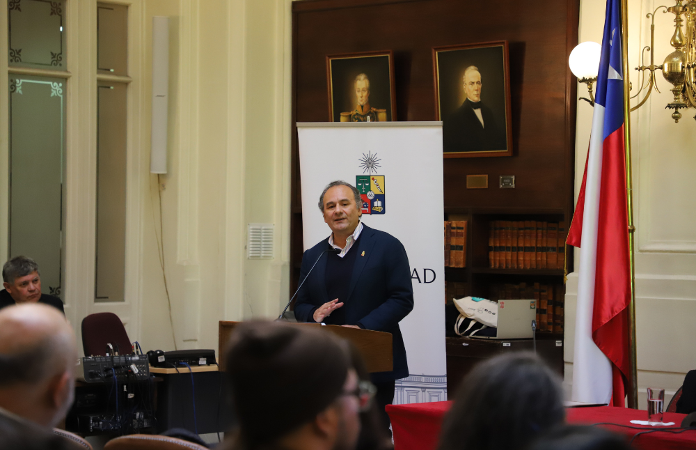 “En la Vicerrectoría de Investigación y Desarrollo asumimos con decisión el desafío de promover mecanismos que fortalezcan el diálogo entre ciencia y política", señaló el Vicerrector de Investigación y Desarrollo, González-Billault.