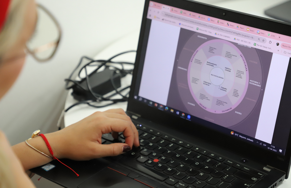 La iniciativa se ha alineado a las diversas normativas universitarias que buscan fortalecer la materia, como lo es el Plan de Desarrollo Institucional y la Política de Investigación, Creación Artística e Innovación.