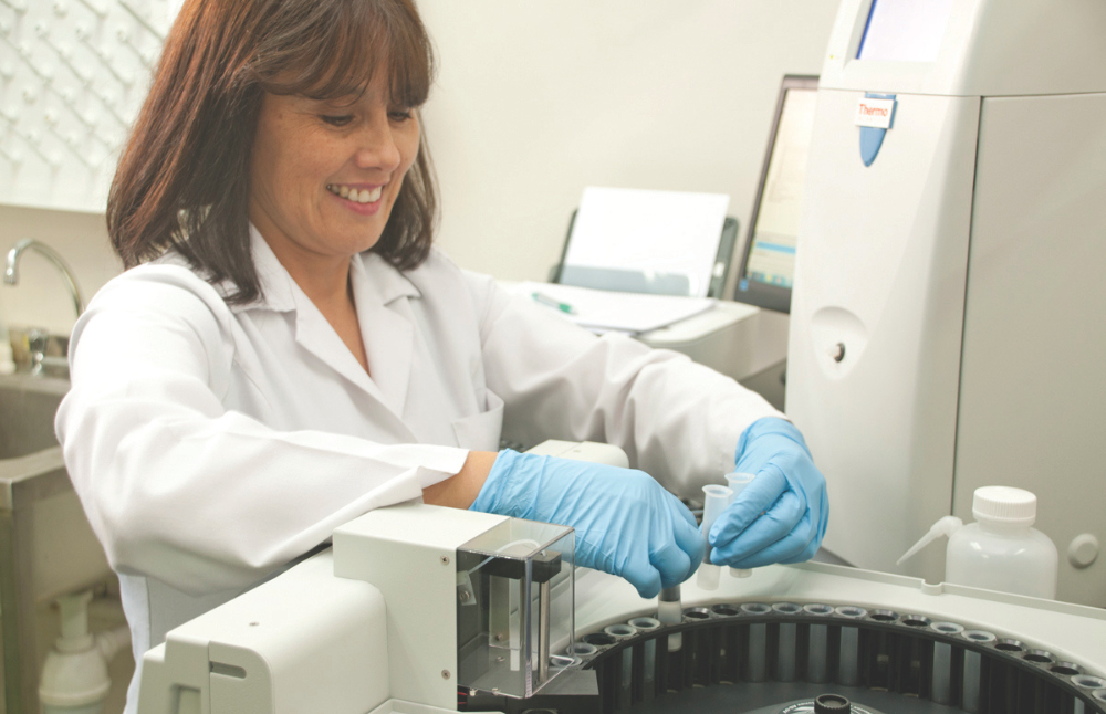 La firma del Memorando de Entendimiento (MOU) con el Medicines Patent Pool (MPP) representa un paso estratégico para la implementación del Plan de Acceso Asequible, permitiendo a la UCH expandir su rol público. Esto se verá reflejado en la proyección comercial de nuevos contratos de tecnologías, en el desarrollo de conocimientos creados en el plantel universitario, como también en el robustecimiento de las relaciones internacionales y estratégicas de la casa de estudios.