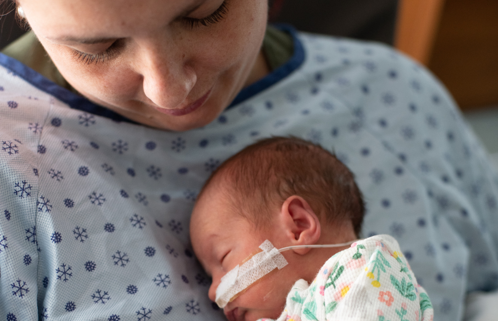 En las últimas décadas, Chile ha aumentado sus cifras por nacimientos prematuros. Sin embargo, el actual sistema de salud sólo entrega coberturas a través del plan de Garantías Explícitas de Salud (GES) y el Programa Nacional de Salud a la población recién nacida con menos de 32 semanas de gestación, dejando fuera a la población prematura moderada y tardía. 